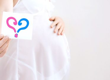 1018-Pregnant woman belly holding paper with questions